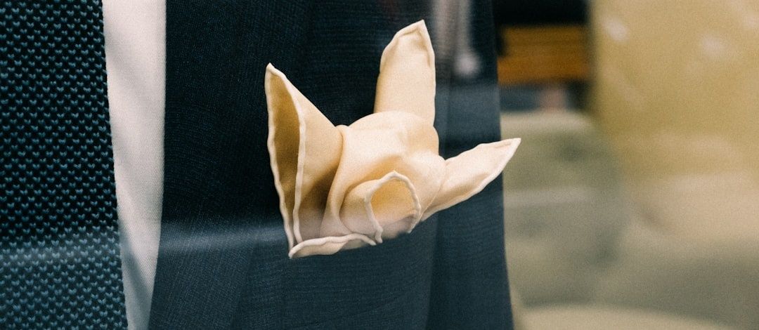 Närbild av en ljus bröstnäsduk i en mörk kostymficka